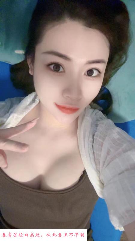 白云玲玲舌吻 第1张