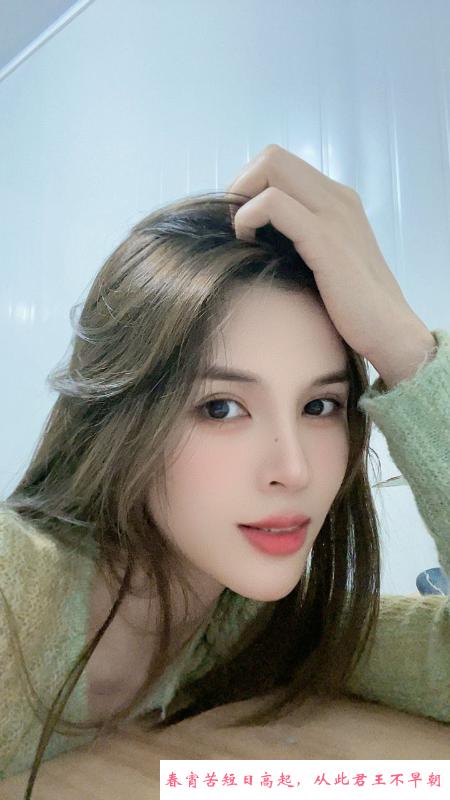 马群神似李若彤姑娘 第1张