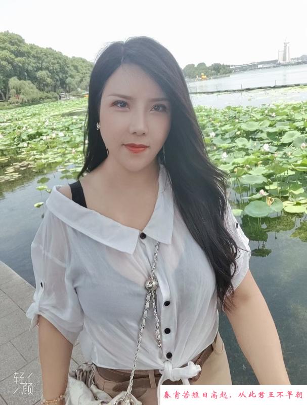 鼓楼道具一字马女王 第1张