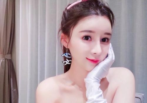 长腿美女的丝袜被我撕烂了，第一次撕感觉不错 第2张