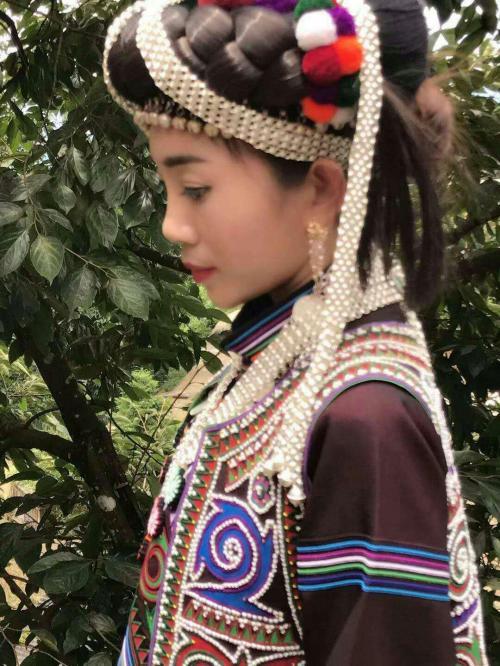 朝阳华威桥民族少女 第2张