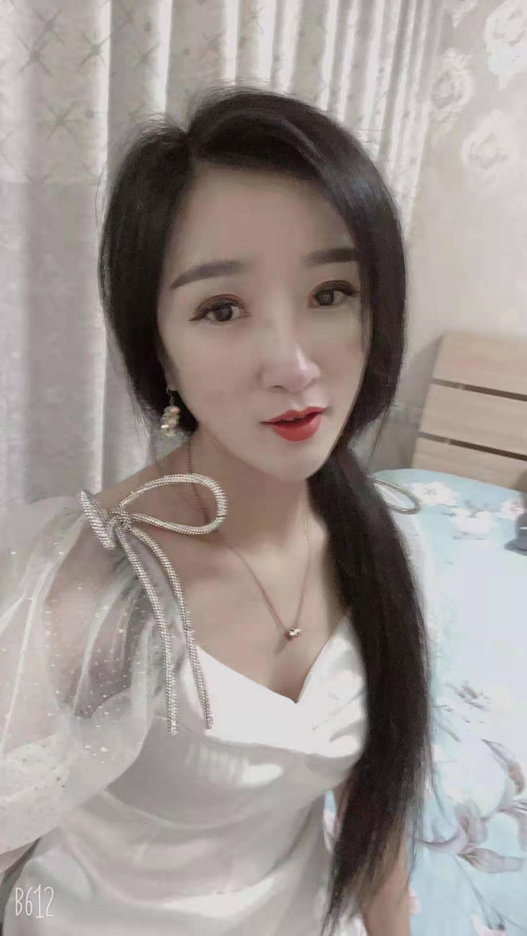 南坪一字马妹子 第1张