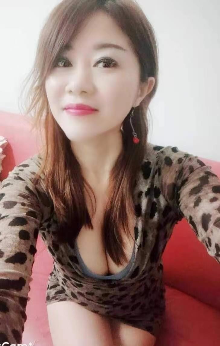 身材不错，抱着腿日 第2张