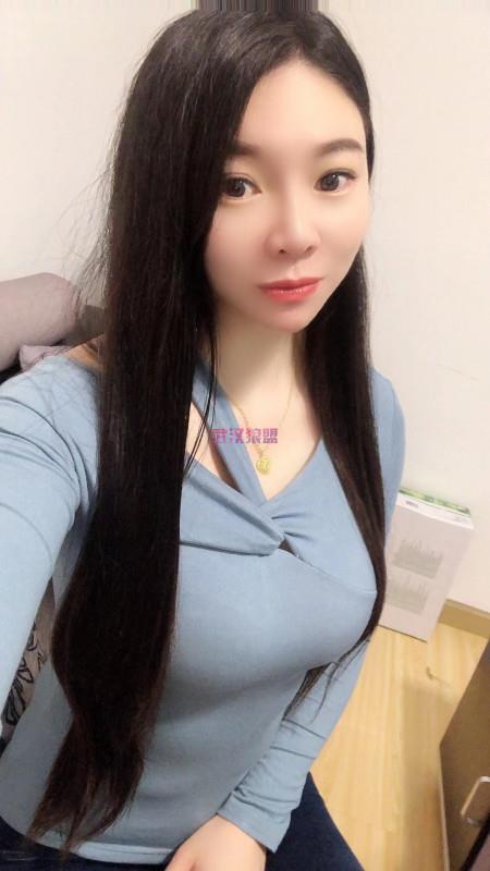 小东门肤白胸大 第3张