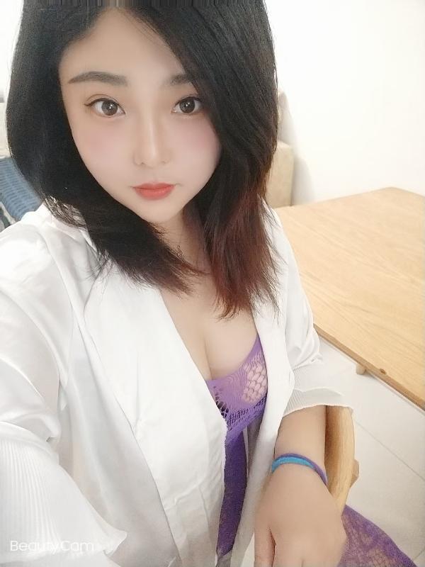 万虹广场微胖型妹子 第2张