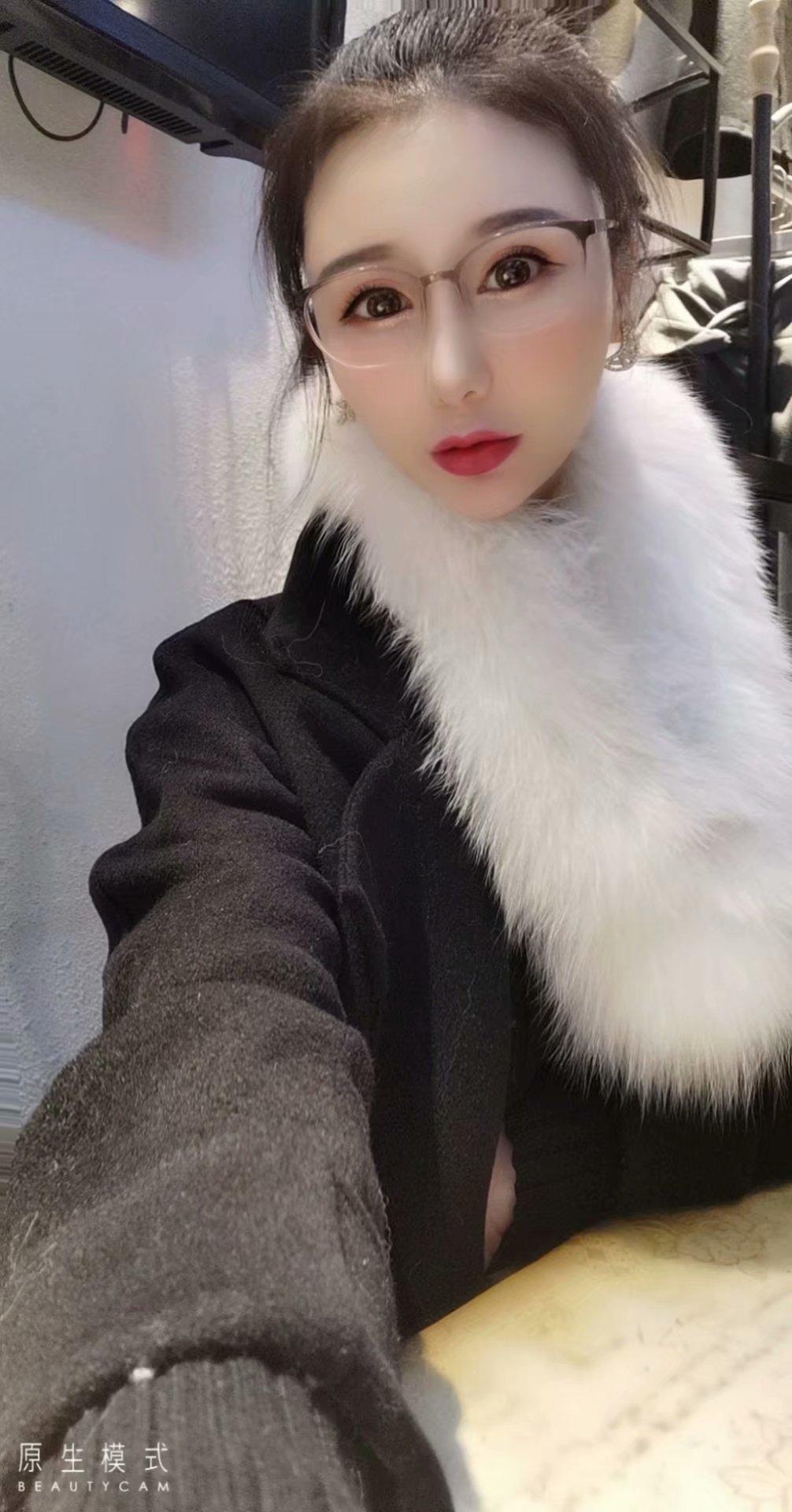 贵阳花果园U区长腿美女 第3张