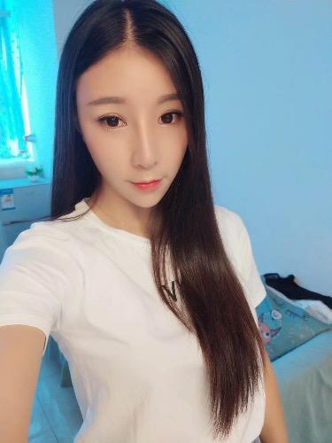 五缘湾颜值身材都有的妹子 第1张