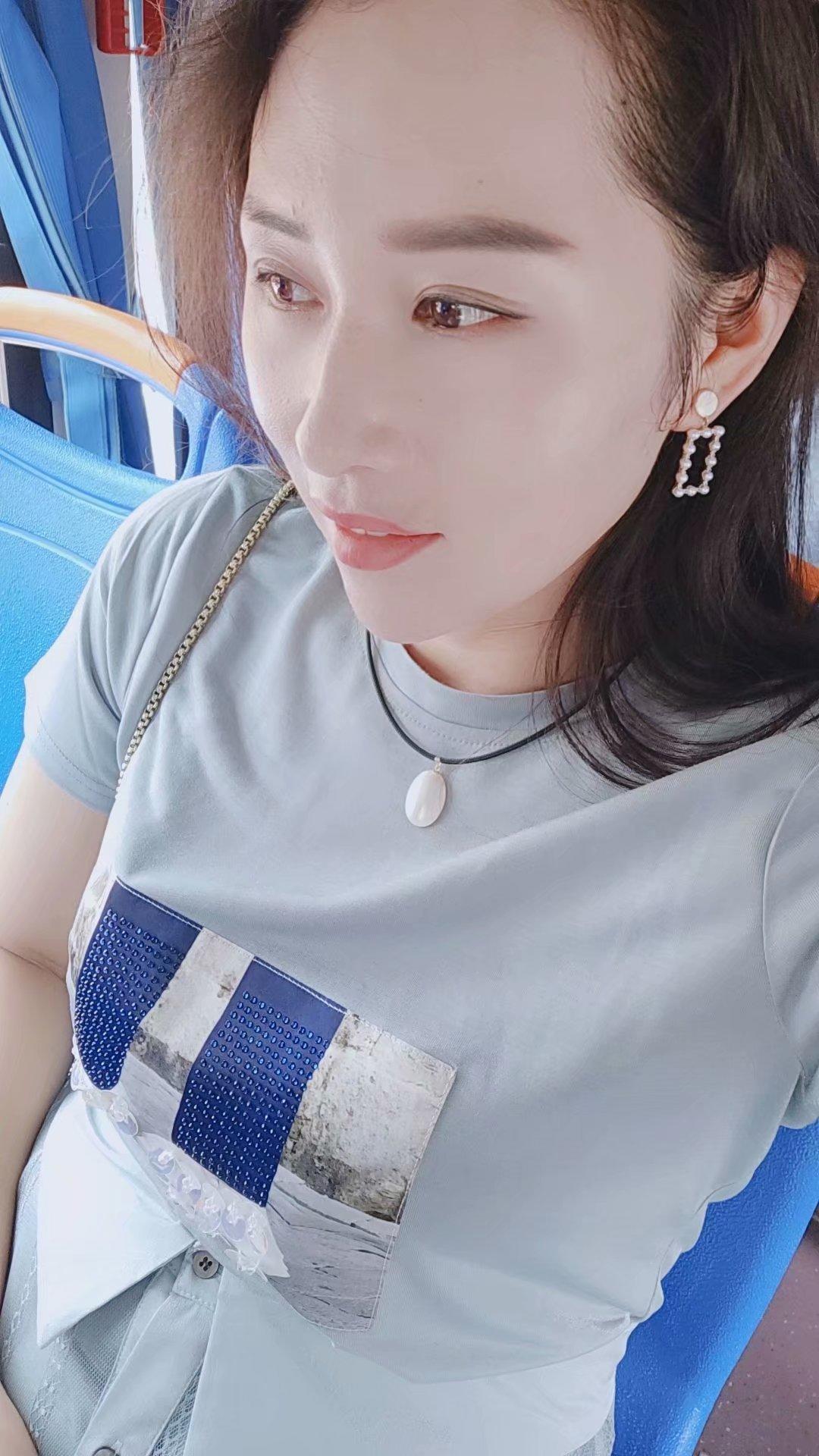 顺义自聊自做美女一只，胸丰满而坚挺 第2张