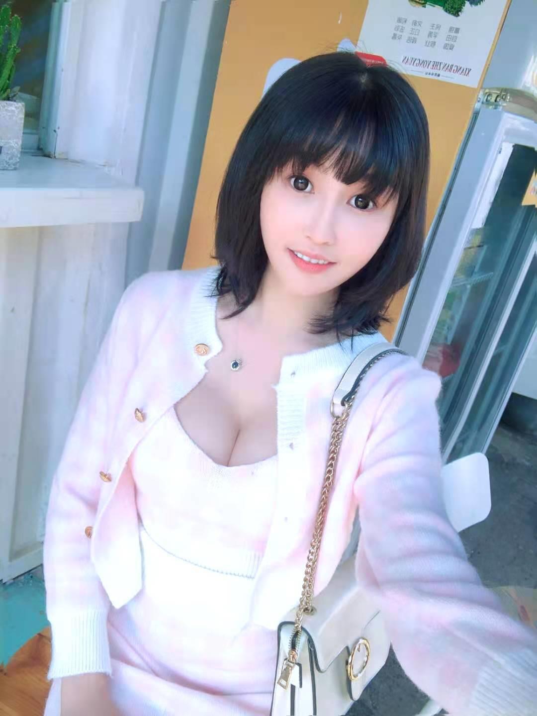 游泳馆附近，清纯大胸妹子，皮肤挺白，态度挺好 第1张