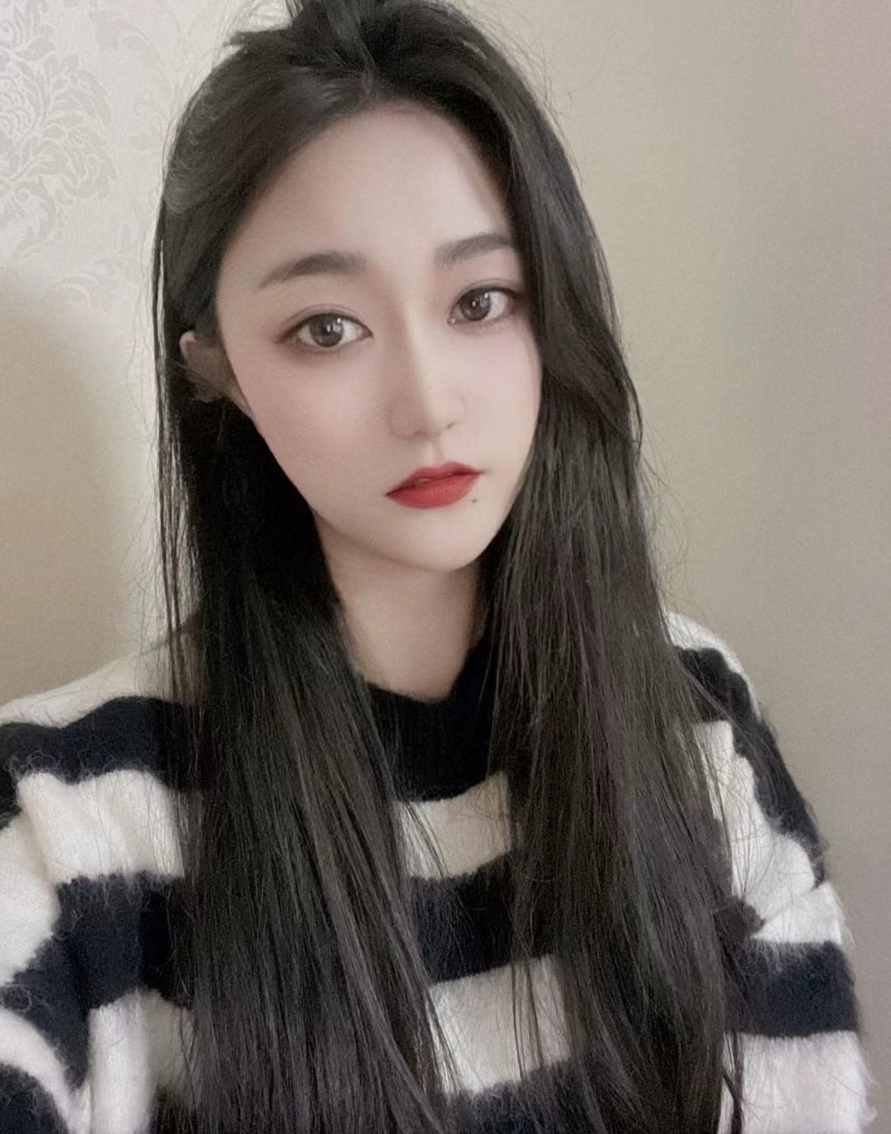 天河性感丰满妹妹，隐忍的性感让人兴奋 第1张