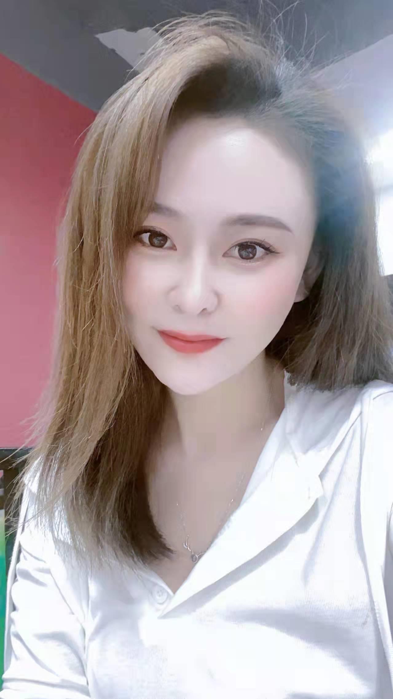 角门东，红色高跟鞋的白嫩大胸妹思思 第1张