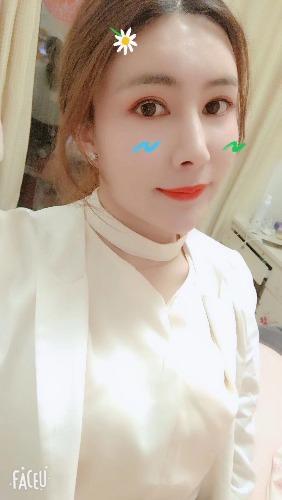 长发细腿漂亮妹子，皮肤百润，纯得没话说 第3张