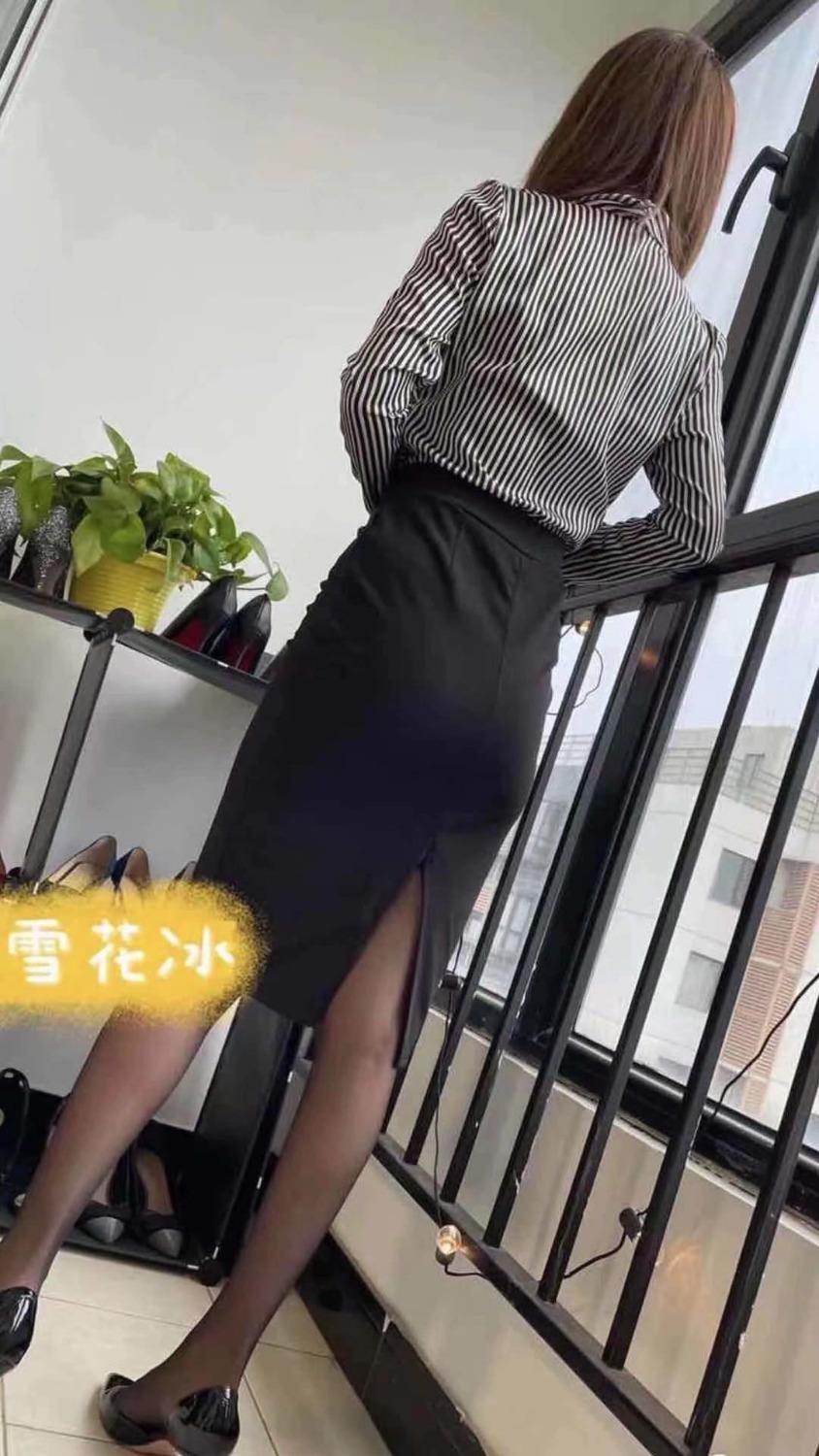 火车站阿波罗广场一个不错的大屁股妹子 第1张